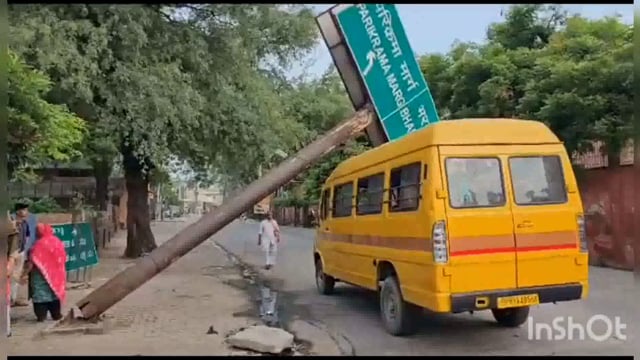 मथुरा वृंदावन में बंदरों के आतंक के चलते छात्रों की बस पर होल्डिंग पोल गिरा बड़ा हादसा होते-होते टला