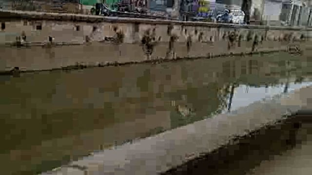 सहारनपुर शहर में नदी के किनारे की दीवार टूट चुकी है नगर निगम की लापरवाही के कारण कोई भी बड़ा हादसा हो सकता है लोगों की ज