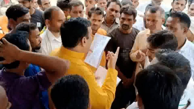 शनिचरा स्थित अपने आवास पर पूर्व बेसिक शिक्षा मंत्री सतीश द्विवेदी ने क्षेत्र की आई जनता जनार्दन की सुनी समस्या