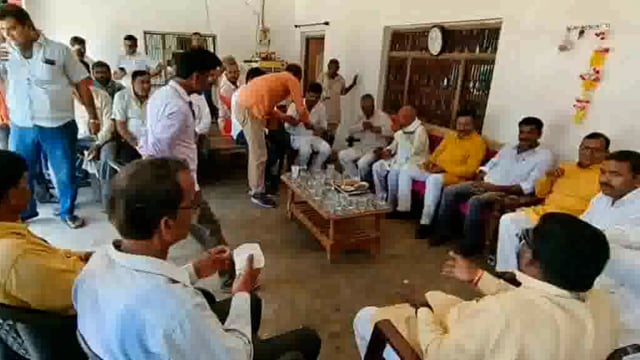 पूर्व बेसिक शिक्षा मंत्री डॉक्टर सतीश चंद द्विवेदी ने तहसील क्षेत्र के विभिन्न स्थानों का किया दौरा जाना लोगों का हाल