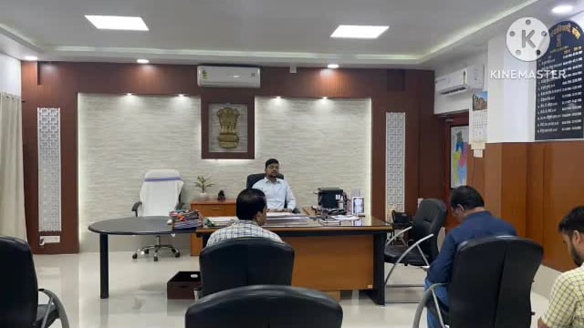 जिलाधिकारी ने विकास कार्यों की समीक्षा बैठक; दिए आवश्यक दिशा निर्देश