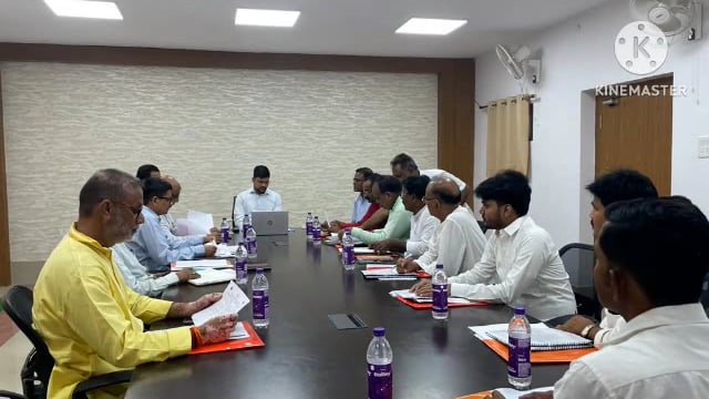 जिलाधिकारी ने मतदान केंद्रों को लेकर राजनीतिक दलों के साथ की बैठक