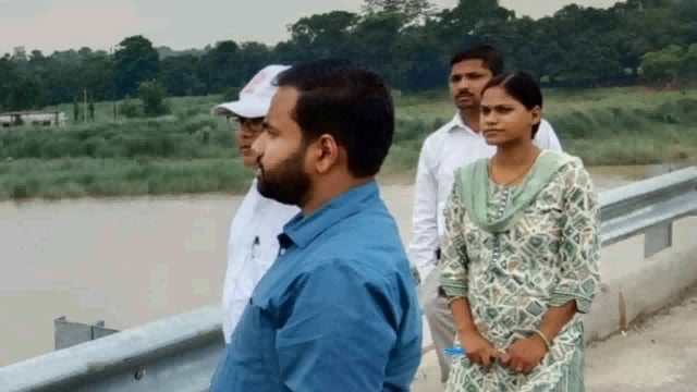 सुगौली पहुंचे सदर एसडीओ,जातीय जनगणना और नदी के जल स्तर का लिया जायजा।