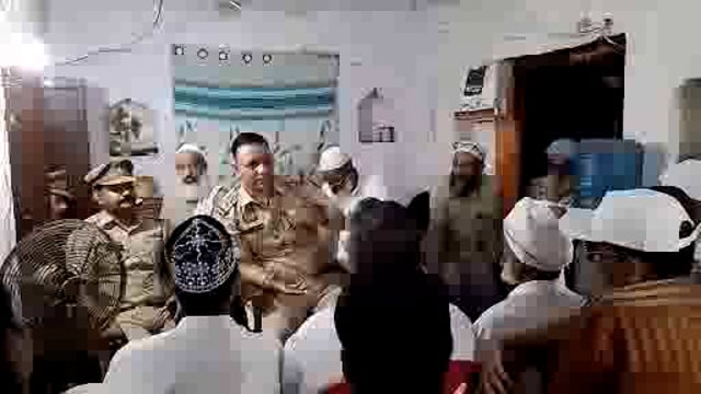 भेलूपुर प्रभारी निरीक्षक - क्षेत्र में शांति व्यवस्था कायम रखने को लेकर   लोगों संग की बैठक की