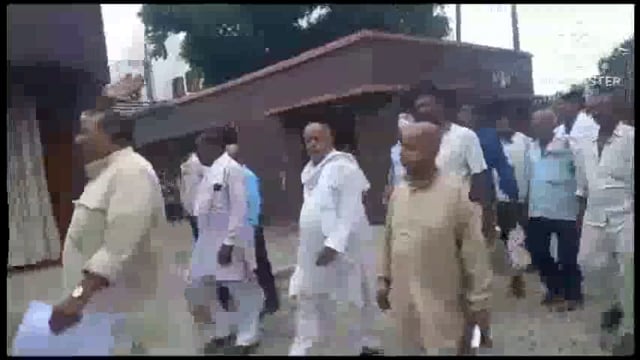 ऑटो चालक यूनियन के पदाधिकारी ने DM SP कार्यालय पर प्रदर्शन 5 सूत्री मांगों को लेकर दिया ज्ञापन