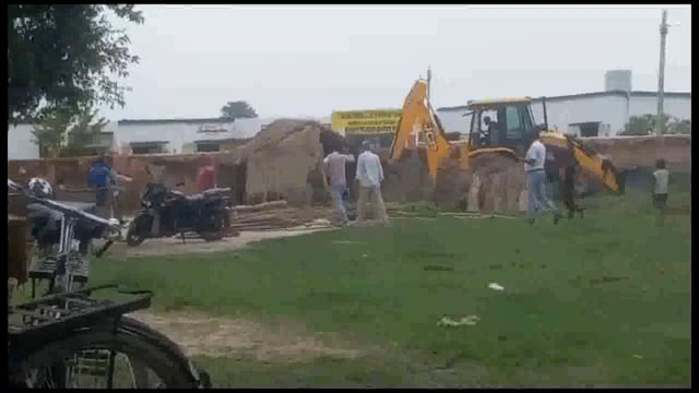 नकहा पंचायत में चला प्रशासन का बुल्डोजर ,कराया गया अतिक्रमण मुक्त