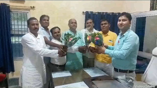 सिरदला प्रखंड कार्यालय में राजद कार्यकर्ताओं ने नए वीडियो को बुके देकर किया सम्मानित