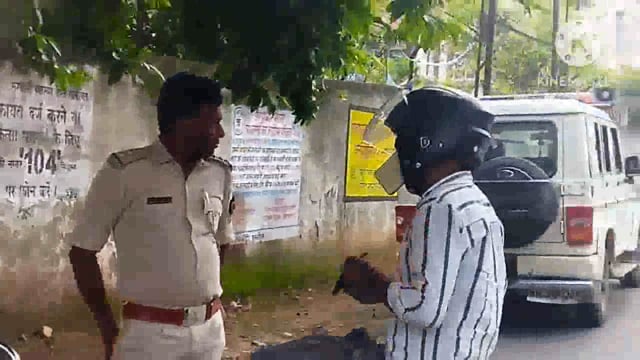 फूलीडूमर थाना की पुलिस वाहन जांच के दौरान यातायात नियम का उल्लंघन करने वाले वाईक चालकों से ₹2000 का जुर्माना वसूला