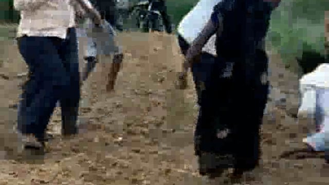 बास दान सहाय में खेत की मेड के विवाद को लेकर किशानोंं को लाठी डंडों से दबंगों ने मारा वीडियो हुआ वायरल