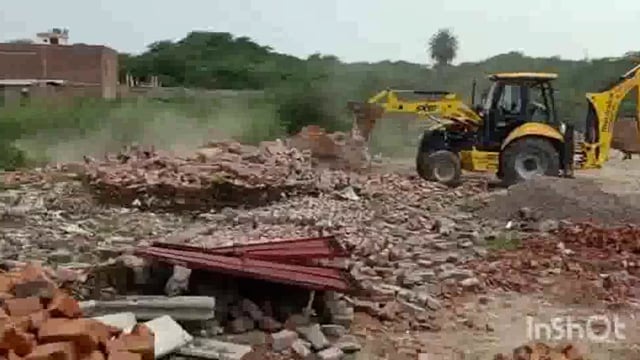 विकास प्राधिकरण ने गोविंद नगर हाउसिंग सोसायटी क्षेत्र में करीब दो दर्जन प्लाटों की चारदिवारी व पक्के निर्माण ध्वस्त किये