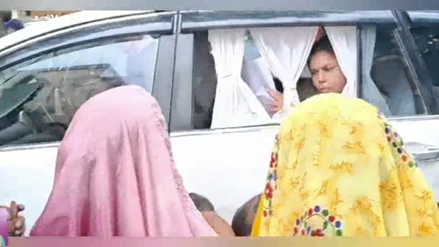 Mirzapur DM Ne Gadi rokkar bacchon Ki Suni Fariyad