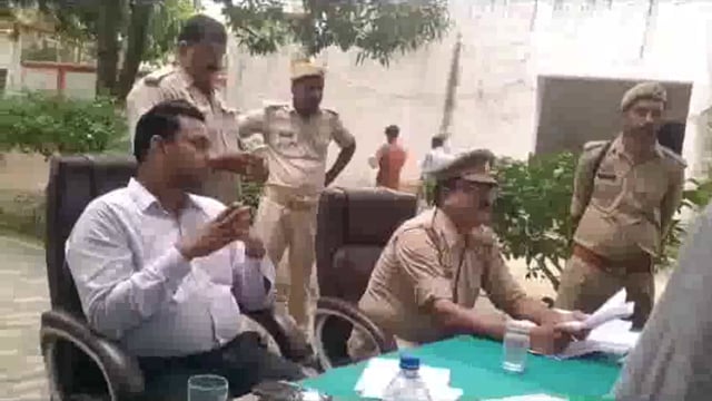 महराजगंज थाना पर एसडीएम ने फरियादियों की सुनी फरियाद, जुटी रही भीड़