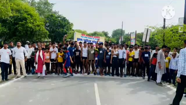 कानपुर देहात- जिलाधिकारी ने मेरी माटी मेरा देश कार्यक्रम के तहत मिनी मैराथन दौड़ का हरी झंडी दिखाकर किया शुभारंभ