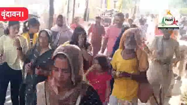 परिक्रमार्थियों के बीच से गुज़रते रहे चार पहिया वाहनों से अनजान बनी रही पुलिस, भयभीत होकर भक्त लगा रहे परिक्रमा।