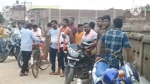 ट्रांसफार्मर जलने के कारण तीन दिनों से फुल्लीडुमर बाजार अंधेरे में डूबा गुस्साए ग्रामीणों ने किया प्रदर्शन 