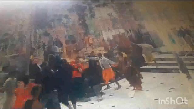 जंग का अखाड़ा बना मानसी गंगा श्री गिरिराज मुकुट मुखारविंद मंदिर वीडियो हुआ वायरल