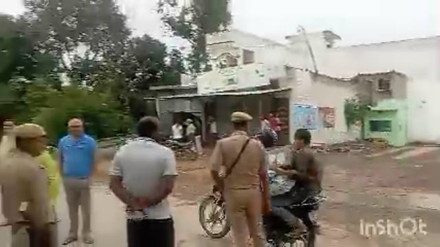 नये गांव पारासराय के सड़क किनारे लकड़ी के बोटे को ट्रैकों में भरने  पर एसडीएम सदर ने जताई कड़ी नाराजगी