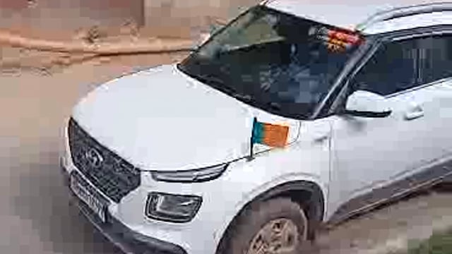 मथुरा सी एन जी पंप के सामने टाउनशिप जिला महामंत्री की गाड़ी के कारण लगा जाम जाम के कारण ड्यूटी वालों को हुई  परेशानी