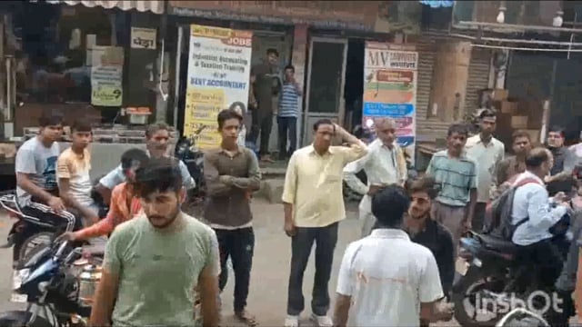 कपड़ा के शोरूम में सटर काटकर कटर से अज्ञात चोरों ने चोरी घटना को अंजाम दिया