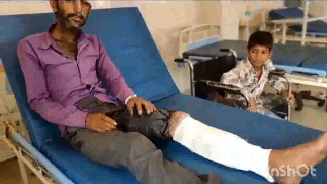 रोड क्रॉस करते युवकों अज्ञात वाहन ने मारी टक्कर गंभीर रूप से हुआ घायल जिला अस्पताल में भर्ती