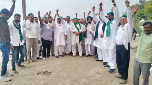 रेणुका धाम सेतु निर्माण ना होने पर आक्रोशित किसानों ने की शनि देव मंदिर रुनकता पर पंचायत