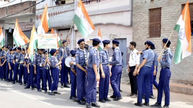 वाराणसी में स्कूली छात्रों द्वारा आजादी का अमृत महोत्सव मेरी माटी मेरा देश तिरंगा यात्रा निकाली गई