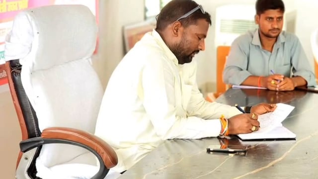 नगर पंचायत कार्यालय पर अध्यक्ष अजय गुप्ता ने सुपरवाइजर व सफाई कर्मचारियों के साथ की बैठक