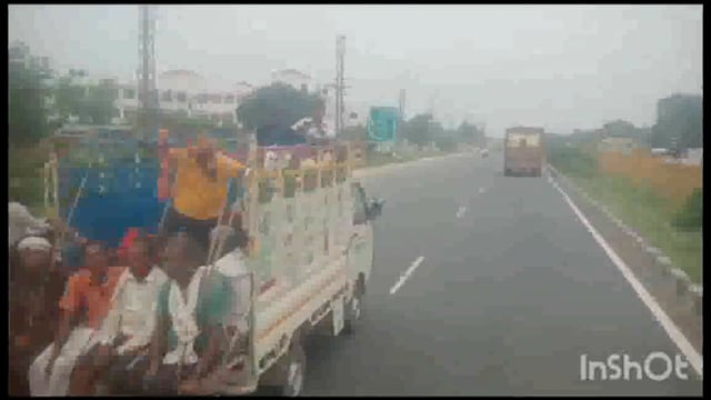 मथुरा नेशनल हाईवे लोडिंग ऑटो भूसा की तरह सवारी ले जाते हैं प्रशासन का नहीं है कोई ध्यान