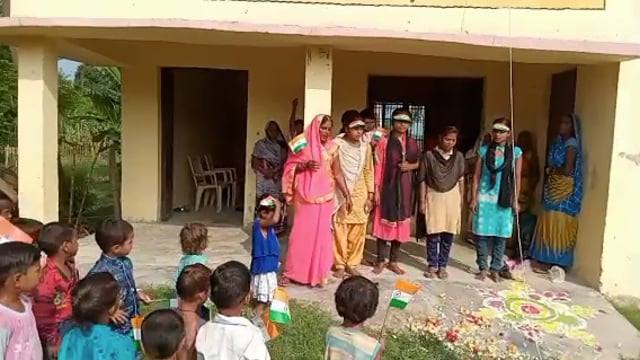 वजीरगंज के आंगनबाड़ी केंद्र बाल्हाराई द्वितीय पर कोटेदार राम सूरत यादव ने किया ध्वजारोहण, मिष्ठान का कराया वितरण 