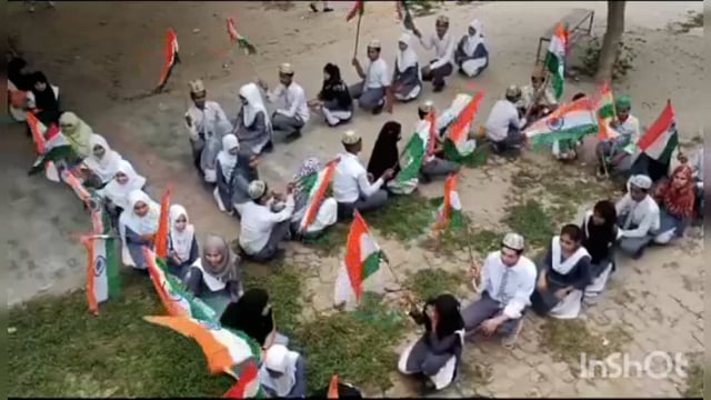 मुस्लिम छात्र-छात्राओं ने बनाई 15 अगस्त को लेकर आजादी की मानव श्रृंखला
