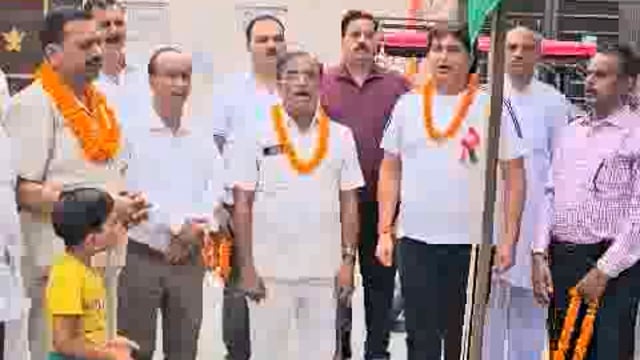 15 अगस्त के उपलक्ष में डॉक्टर रवि शरण शर्मा के द्वारा किया गया ध्वजा रोहन लोगों ने बढ़-चढ़कर हिस्सा लिया।