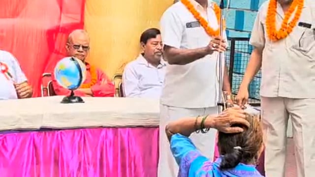 डॉ रवि शरण शर्मा जी के द्वारा 15 अगस्त के बारे में लोगों को जानकारी दी गई तथा मिष्ठान वितरित किया गया।