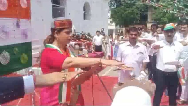 *सुल्तानपुर* - डीएम,एसपी और सीडीओ ने किया ध्वजारोहण।