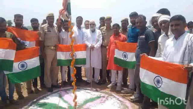 छाता के तरौली में स्वतंत्रता दिवस के शुभ अवसर पर रमेश चंद्र युवा नेता प्रदीप सिसोदिया व समाजसेवियों ने किया ध्वजारोहण