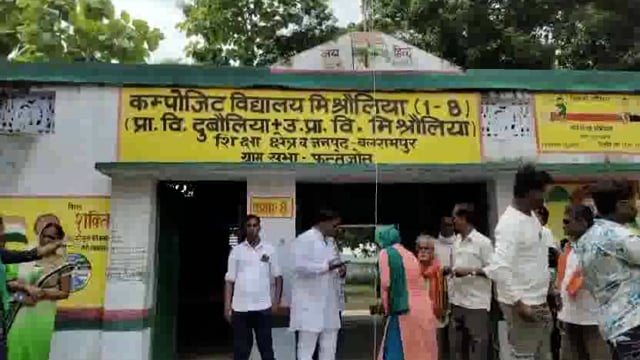 बलरामपुर:कंपोजिट विद्यालय मिश्रौलिया में ग्राम प्रधान द्वारा किया गया ध्वजारोहण ।