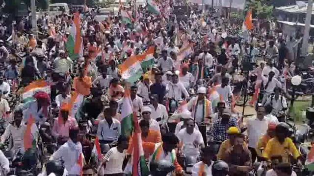 पूर्व बेसिक शिक्षा मंत्री डॉ सतीश द्विवेदी कि बाइक तिरंगा रैली का खानकोट सेमरी में किया गया भव्य स्वागत