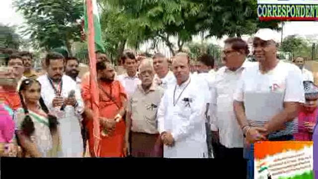 ਸਨਾਤਨ ਧਰਮ ਦੇ ਵੱਲੋ ਅਖਿਲ ਭਾਰਤੀ ਹਿੰਦੂ ਸੁਰੱਖਿਆ ਸਮਿਤੀ ਦੇ ਪ੍ਰਧਾਨ ਬ੍ਰਹਮ ਨੰਦ ਗਿਰੀ ਨੇ  ਤਿਰੰਗਾ ਲਹਿਰਾਇਆ 