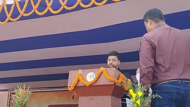 77 वां स्वतंत्रता दिवस पर संबोधित करते जिलाधिकारी अंशुल कुमार 