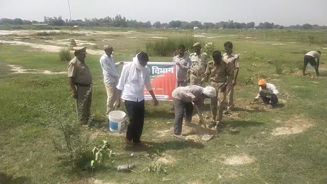 स्वतंत्रता दिवस के शुभ अवसर पर रेंजर कुंडा की अगुवाई में कर्माजीत पट्टी में हो रहा वृक्षारोपण अन्य कर्मचारी रहे मौजूद