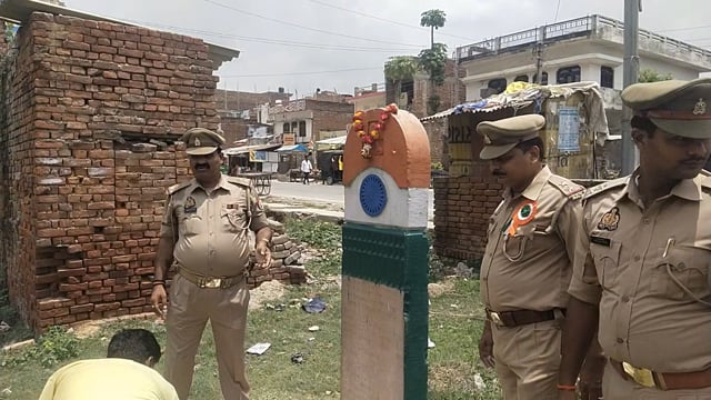 बाघराय थाना परिसर में स्वतंत्रता संग्राम सेनानियों के सिलापट पर थाना प्रभारी त्रिलोकी नाथ पांडेय ने किया झंडारोहण,