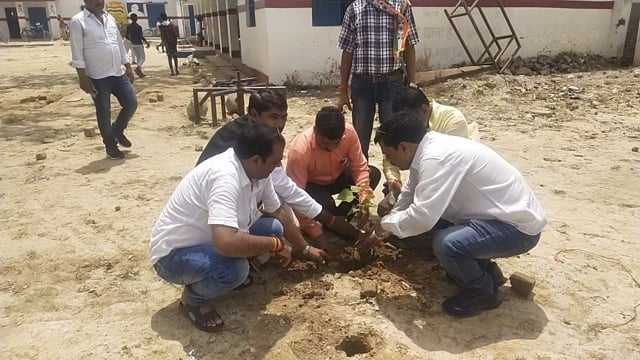  बिहार ब्लॉक के खंड शिक्षा अधिकारी वंशीधर पांडेय ने स्वतंत्रता दिवस पर झंडारोहण कर किया वृक्षारोपण हो रही सराहना,