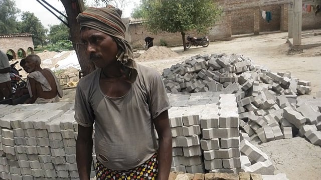 बिहार ब्लॉक के उमरी कोटिला ग्राम सभा में पूरानी ईंट से बनाई जा रही इंटरलॉकिंग की दीवाल उच्च अधिकारी बने मूकदर्शक,