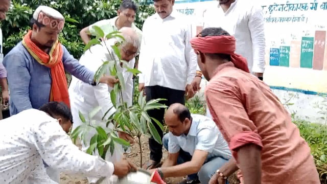 सीएचसी बल्दीराय परिसर में एमएलसी शैलेंद्र प्रताप सिंह डॉक्टर  अधीक्षक राजेश कुमार संग किया  वृक्षारोपण 