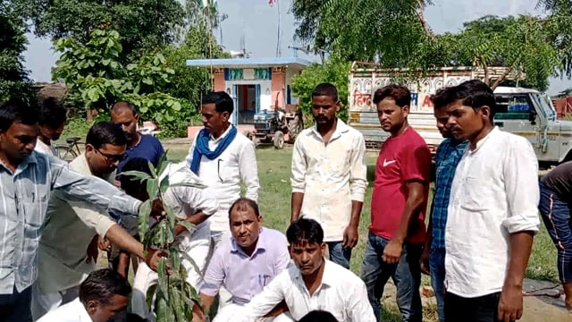 संविधान जागरुकता मंच ने ध्वजारोहण कर बौद्ध विहार मंदिर, श्यामलाल भवानी पुर पूर्व प्रधान की अगुवाई में किया वृक्षारोपण