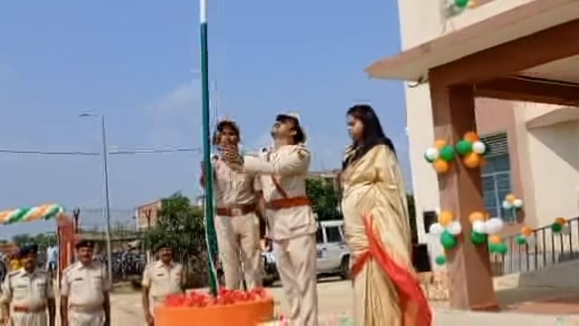 आनंदपुर ओपी अध्यक्ष सुनील कुमार ने 77 वां स्वतंत्रता दिवस हर्षोल्लास से मनाया, साथ ही पुलिस कर्मियों को किया सम्मानित