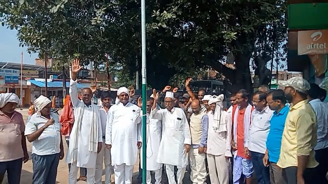 थरथरी प्रखंड के राजद कार्यालय में 77 स्वतंत्रता दिवस में प्रखंड अध्यक्ष उपेंद्र यादव एवं पार्टी के कार्यकर्ता झंडा तोलन 
