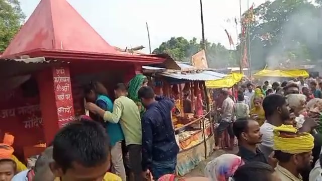 वजीरगंज के बाल्हाराई स्थित सिद्ध पीठ बालेश्वर नाथ मंदिर पर भारी संख्या मे उमड़े  श्रद्धालुओ ने किया जलाभिषेक 