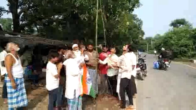 अम्बेडकर नगर 
77वें स्वतंत्रता दिवस के अवसर पर  खुर्शीद अहमद,मोहम्मद आलम,जायद खान,अबूबकर  ने किया ध्वजारोहण।