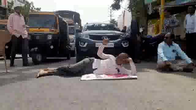 जळगाव जिल्ह्यात झालेल्या पत्रकारांच्या हल्ल्याच्या निषेधार्थ उदगीरात पत्रकारांचा रास्ता रोको