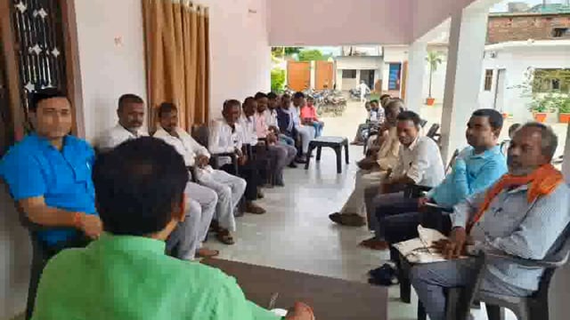 पूर्व बेसिक शिक्षा मंत्री सतीश द्विवेदी ने शनिचरा स्थित अपने आवास पर क्षेत्र वासियों की सुनी समस्या